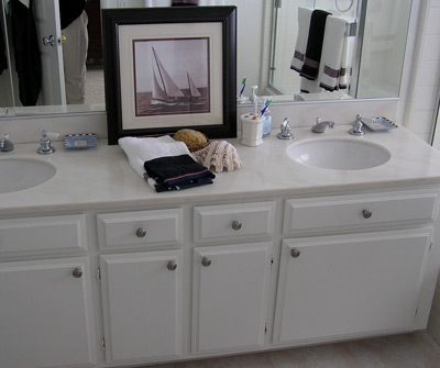 
Before: The original barthoom didn't include water saving fixtures and its sinks and vanity were outdated.
